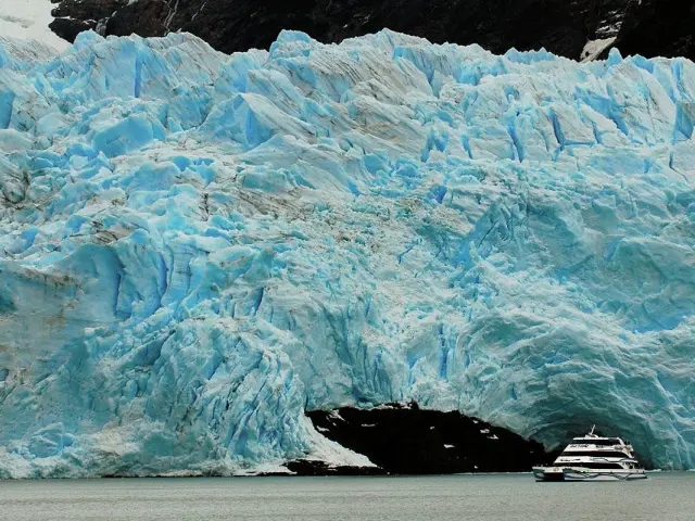Navigating among the largest Patagonian Glaciers