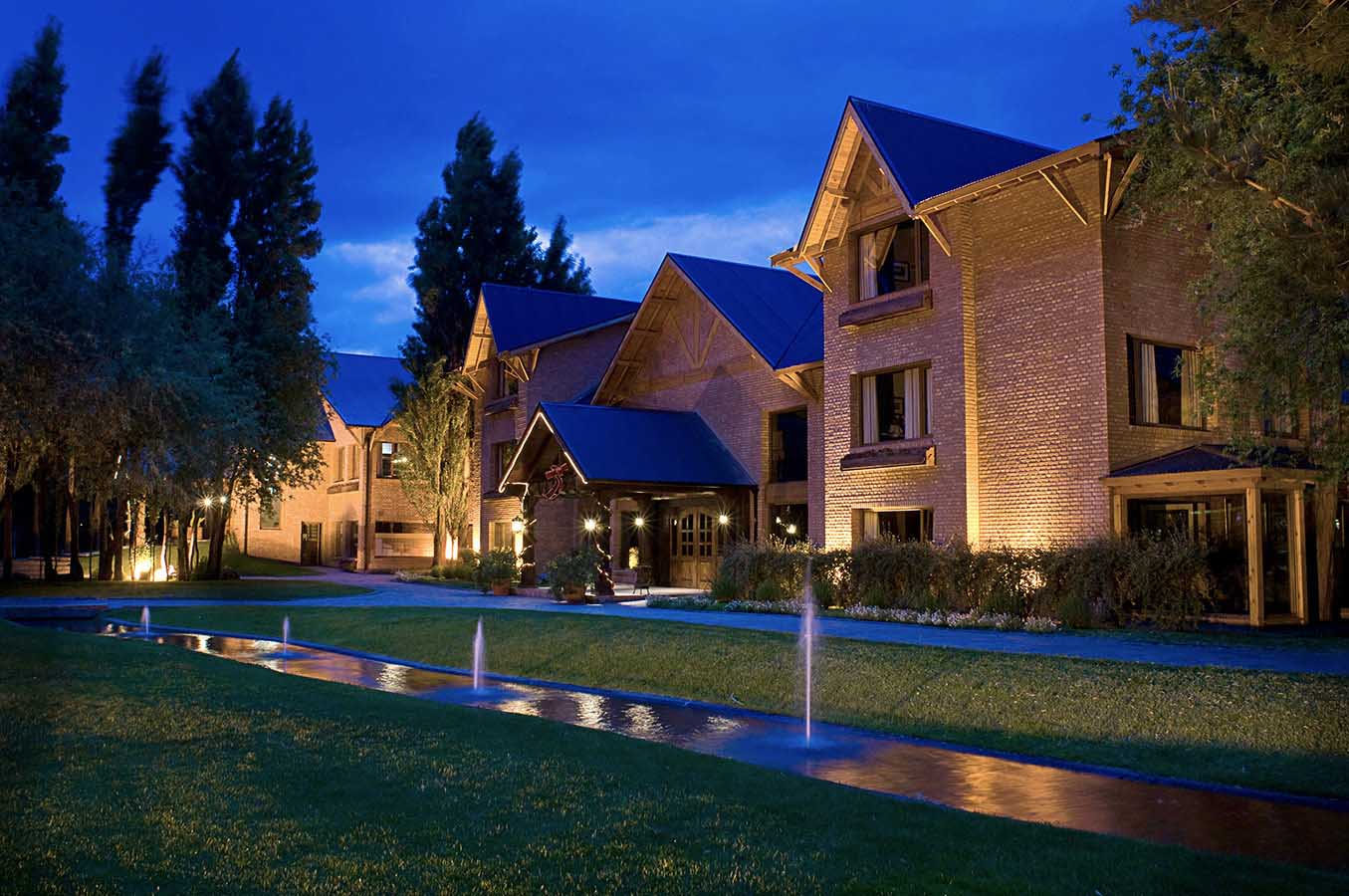 Night view of Posada los Alamos
