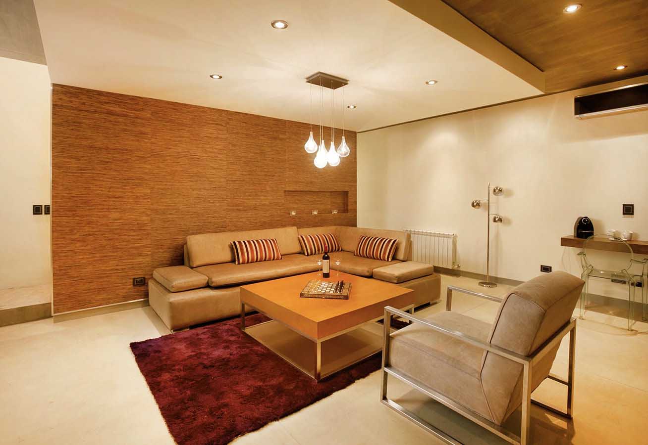 The suite&rsquo;s living room