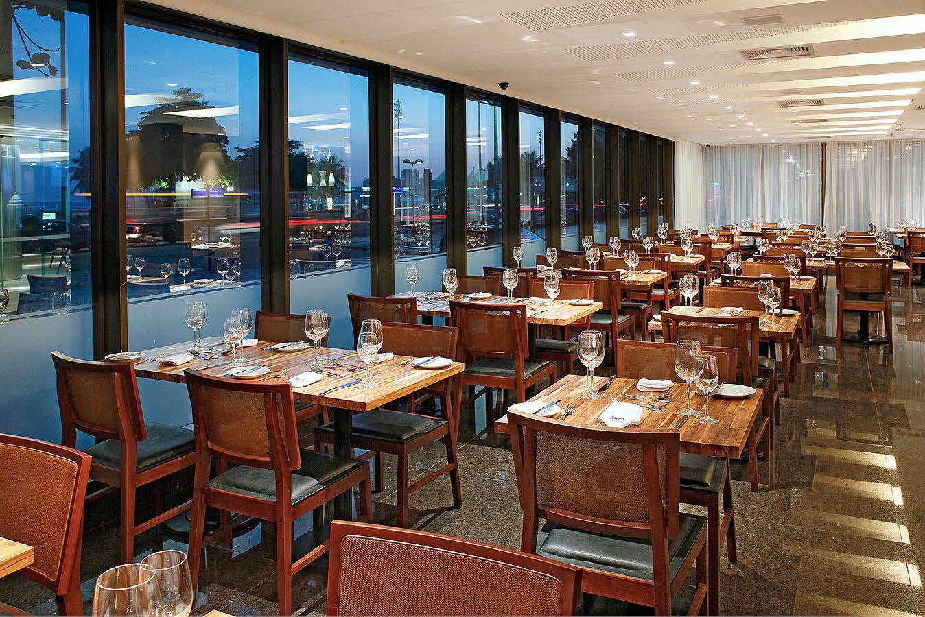 The hotel&rsquo;s restaurant, facing the beach