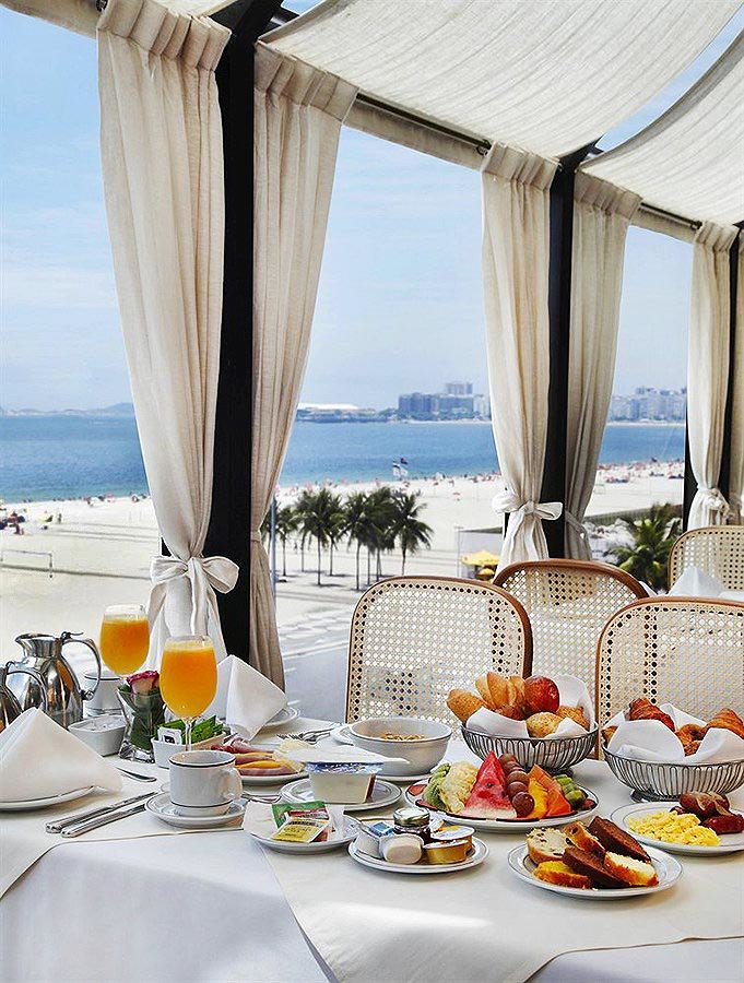 The hotel&rsquo;s restaurant, with a view to the sea