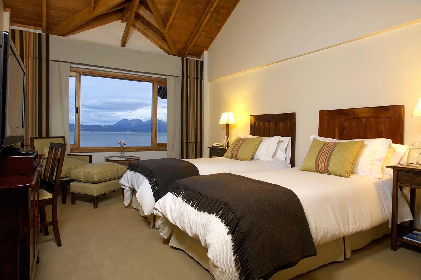 Room with 2 twin beds instead of 1 queen size bed