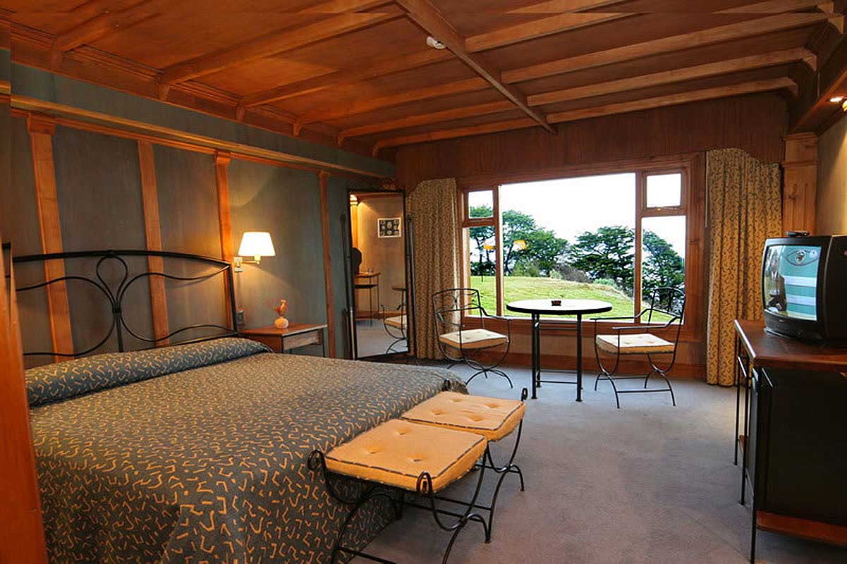 Room with king size bed