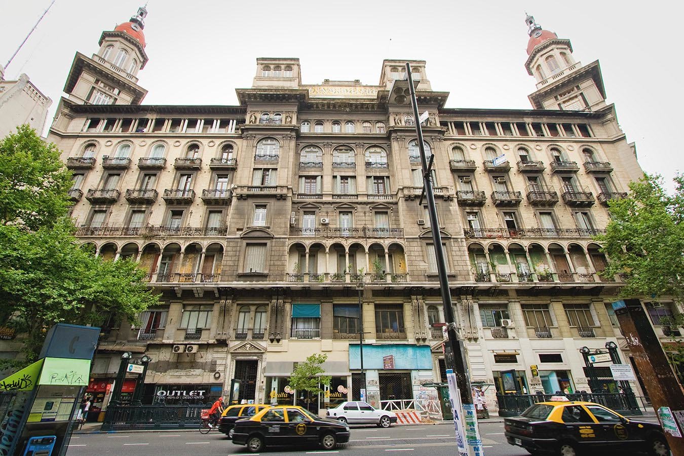 Your expert guide will help you discover Buenos Aires&rsquo;s most important architectural highlights