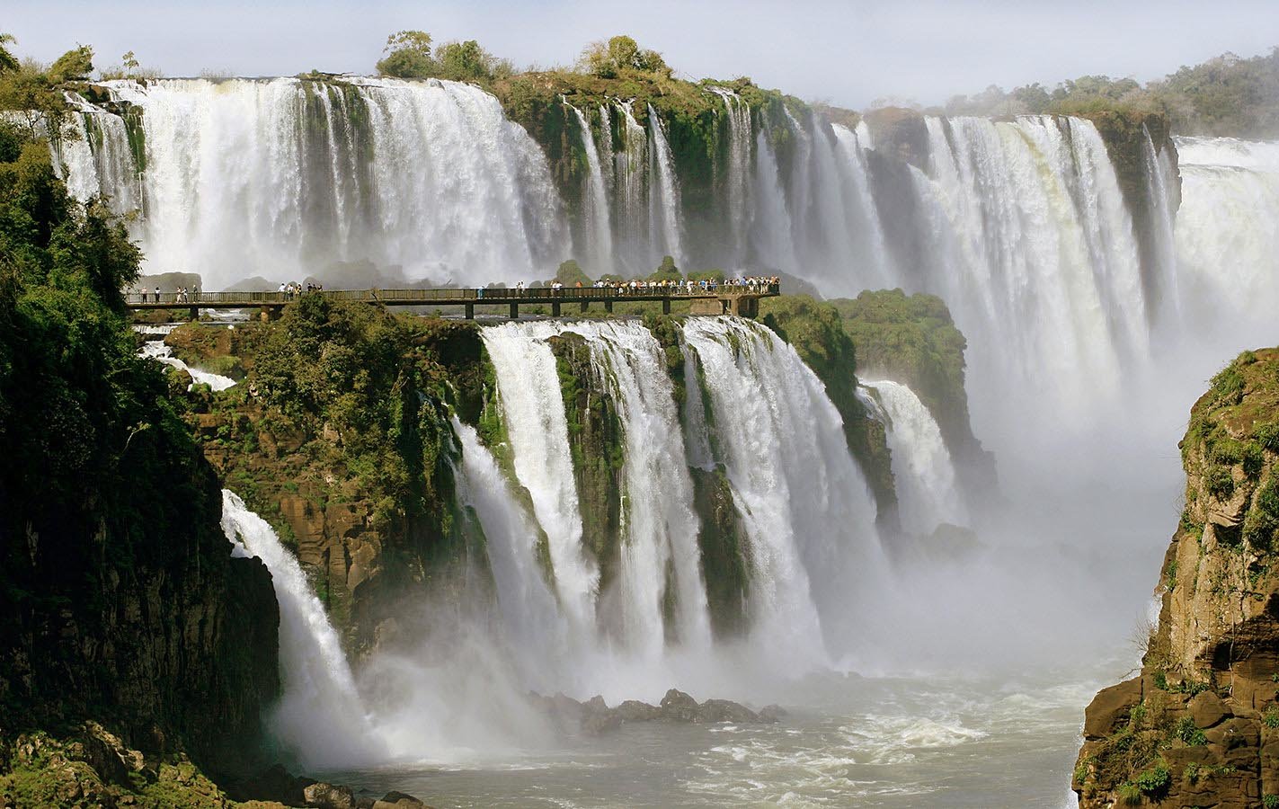 Gazing out at the Devil’s Throat from a panoramic viewpoint, located at the very edge of a cliff!