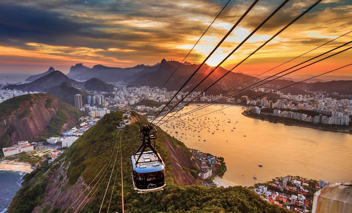 Returning to ground level after a relaxed stay at the Sugarloaf mountain&rsquo;s summit