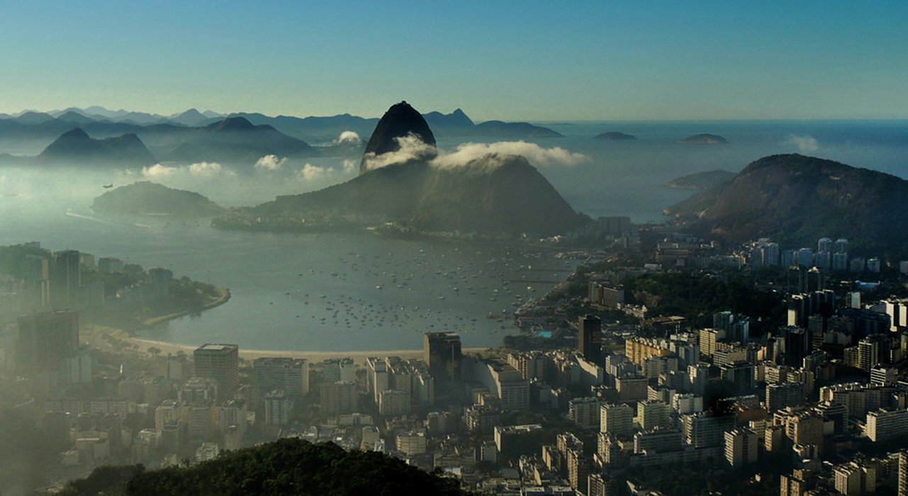 The Sugarloaf mountain has a privileged location on Rio&rsquo;s coast (center back)