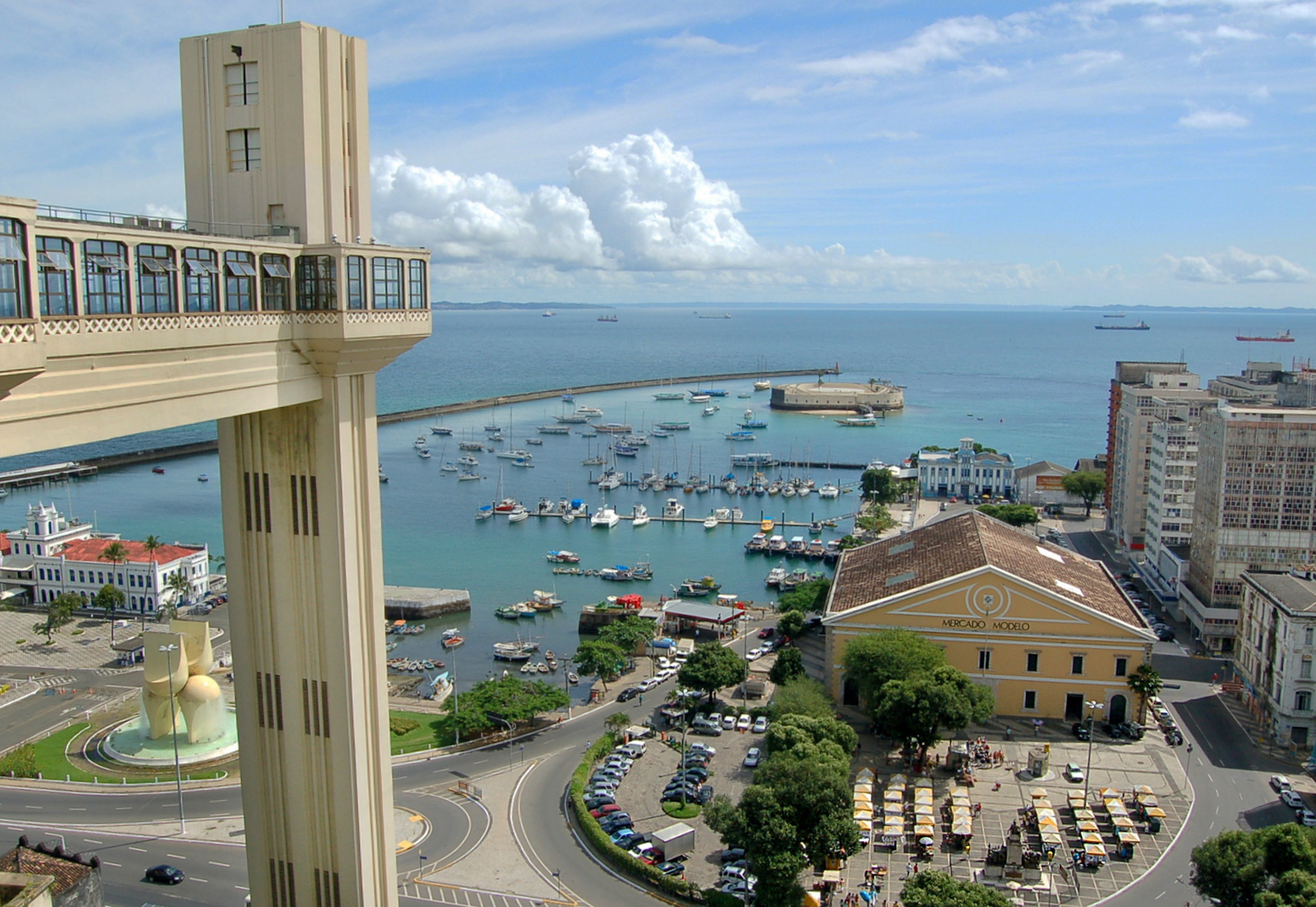 The first urban elevator in the world (left) and Salvador&rsquo;s lower city