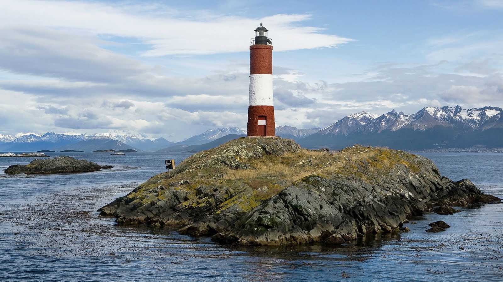 Les Eclaireurs Lighthouse, as we traverse into the ocean
