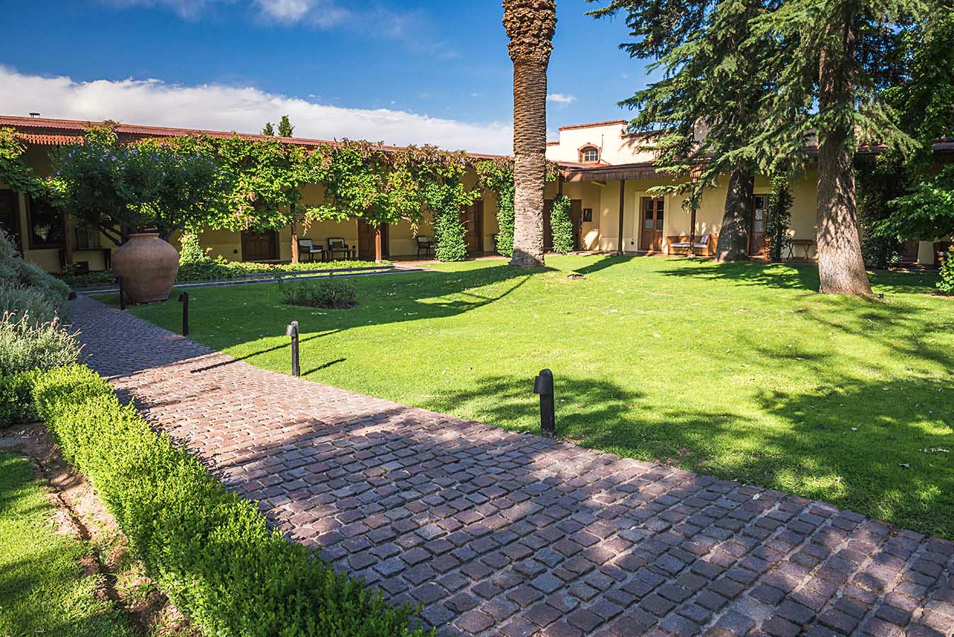 Club Tapiz inner garden and patio