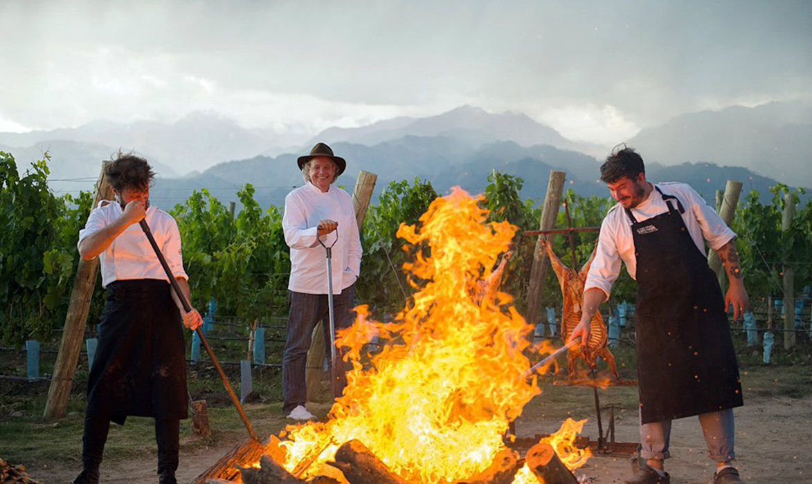 The guests can enjoy eating at Siete Fuegos, the restaurant owned by the renowned chef Francis Mallmann