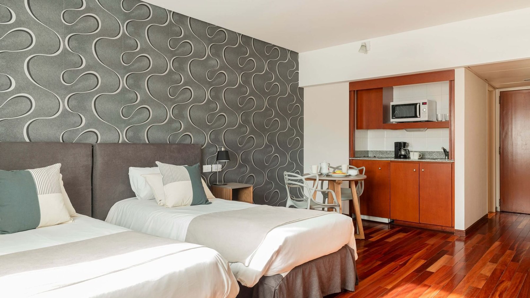 Studio · twin beds