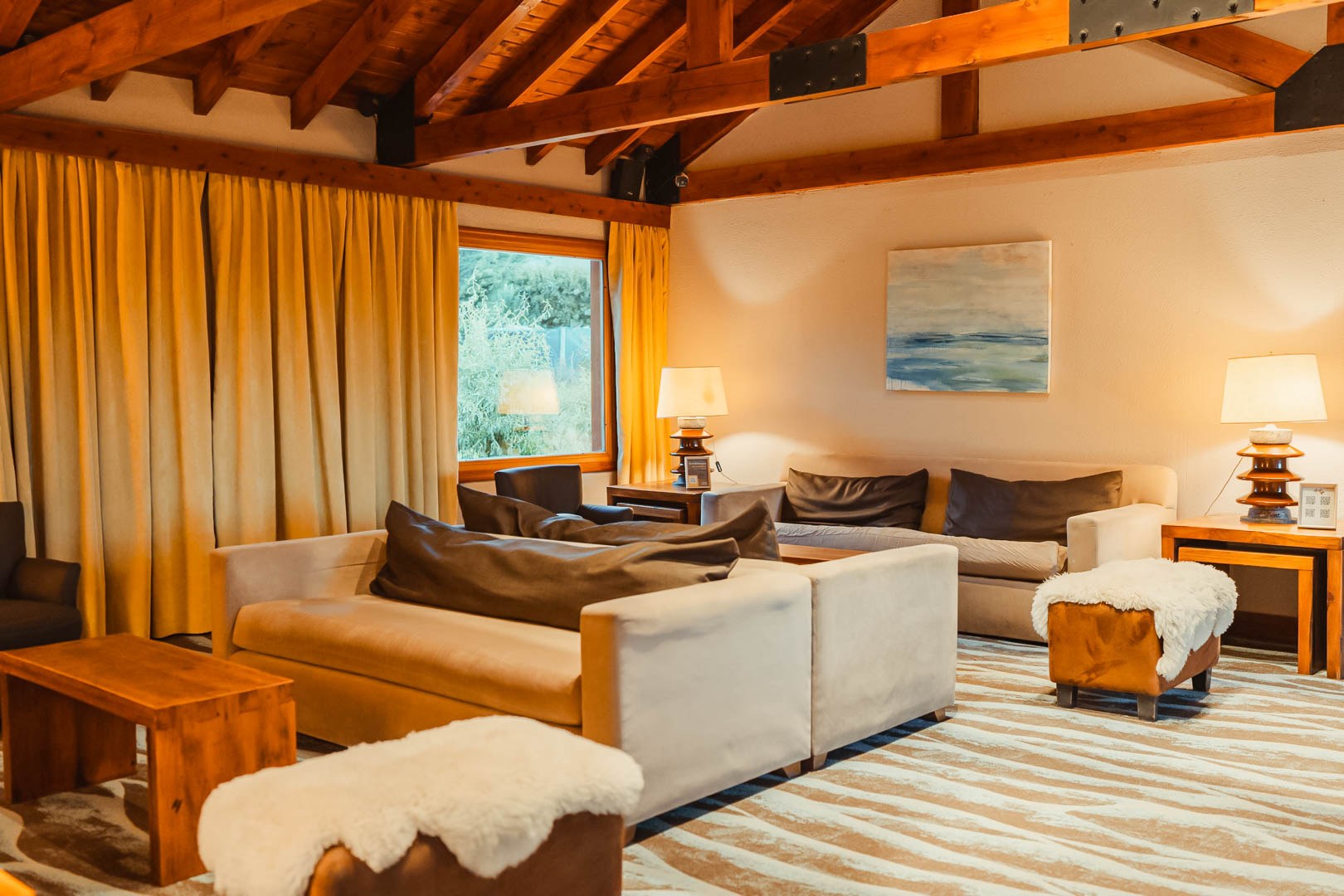 The shared lounge at Mirador del Lago