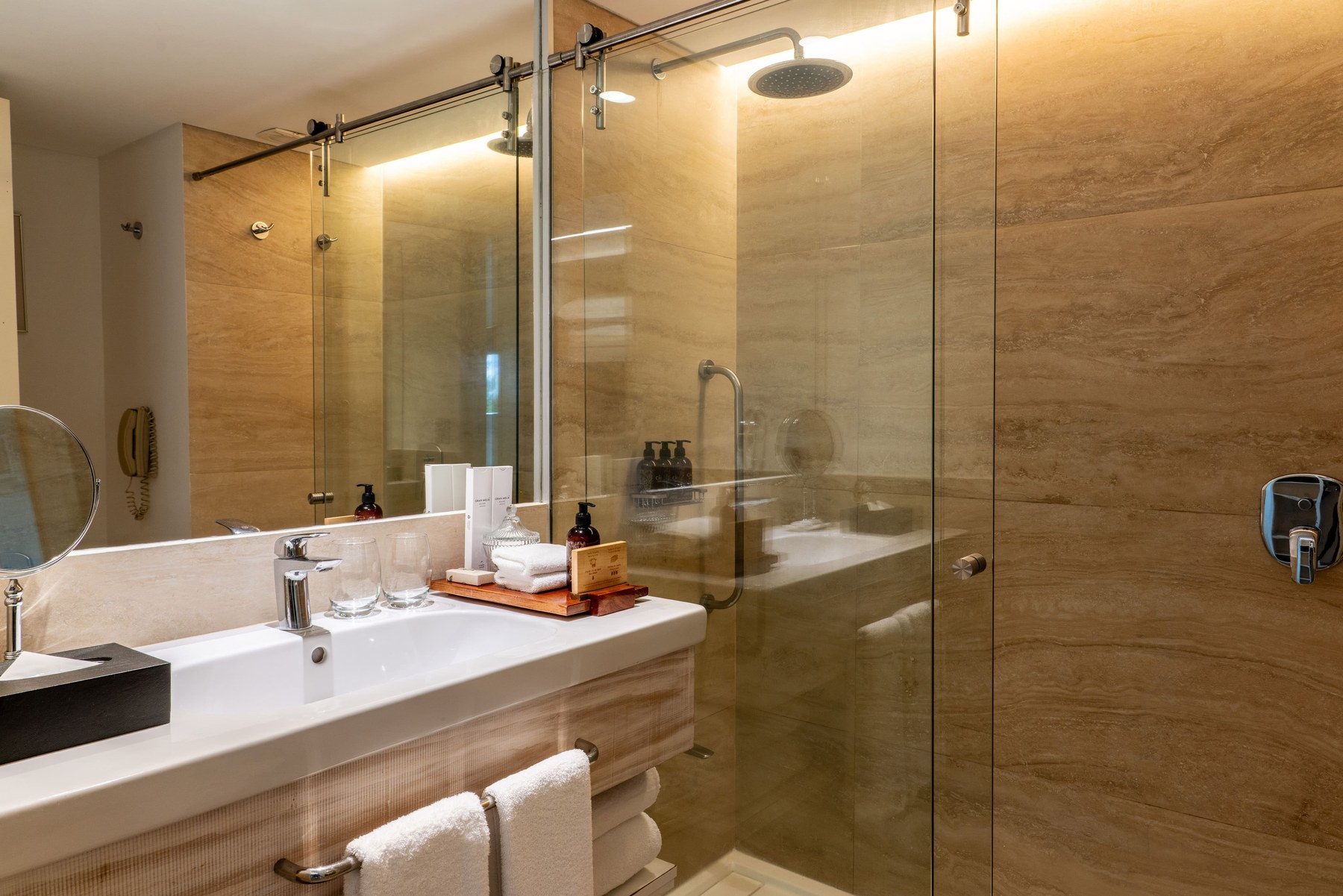 Deluxe Jungle View bathroom