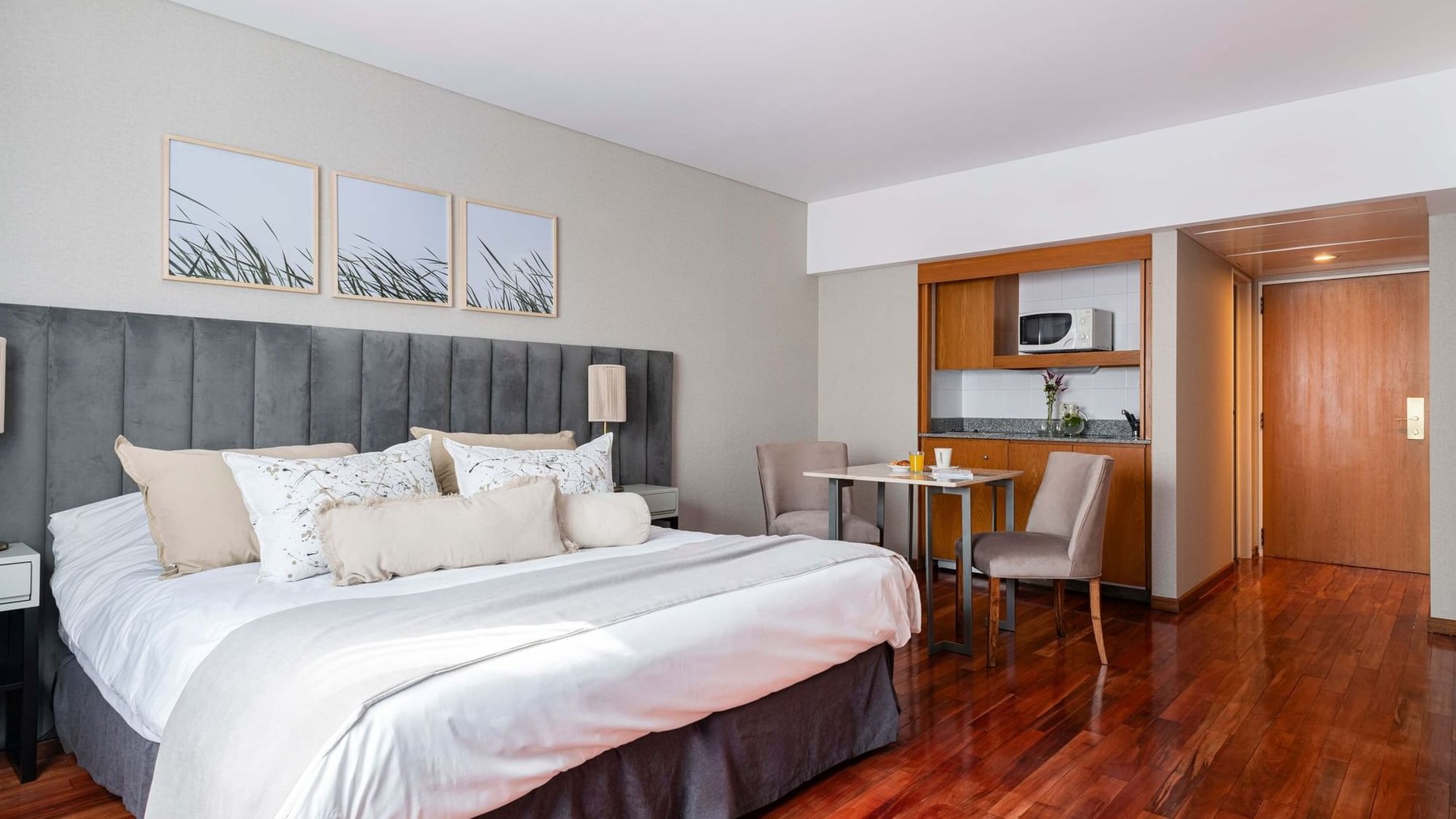 Studio · king bed