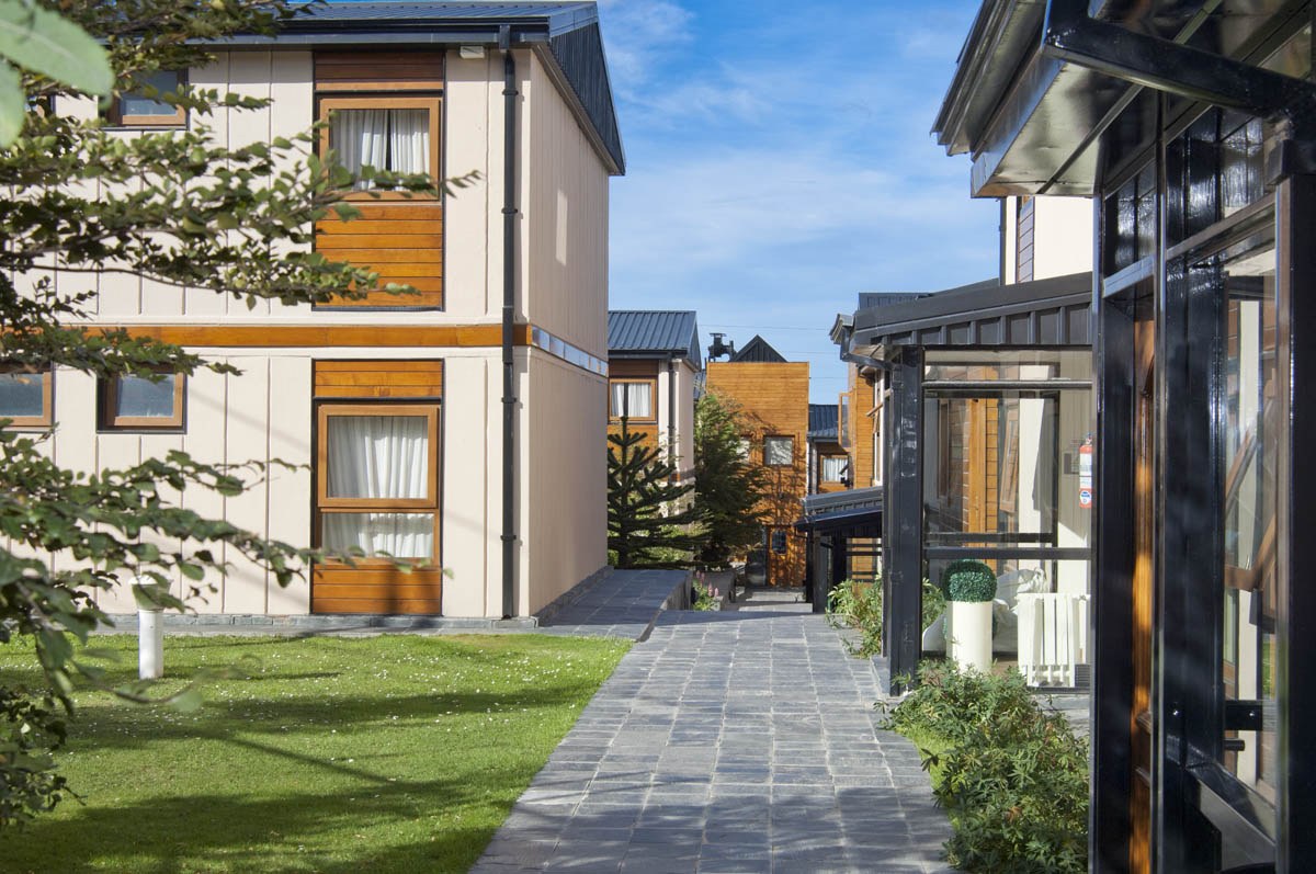 The garden courtyard between the apartments