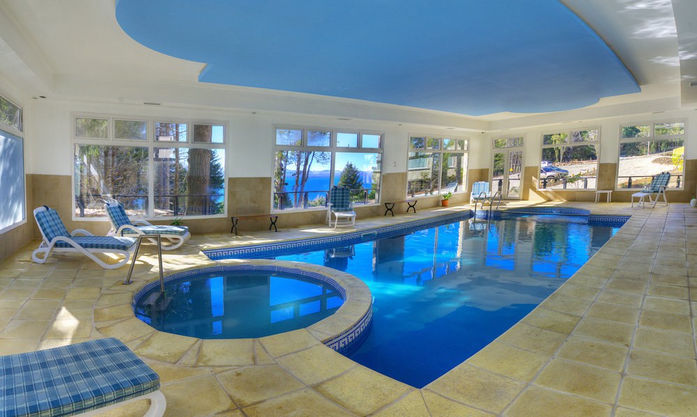 The heated indoor pool at Pioneros