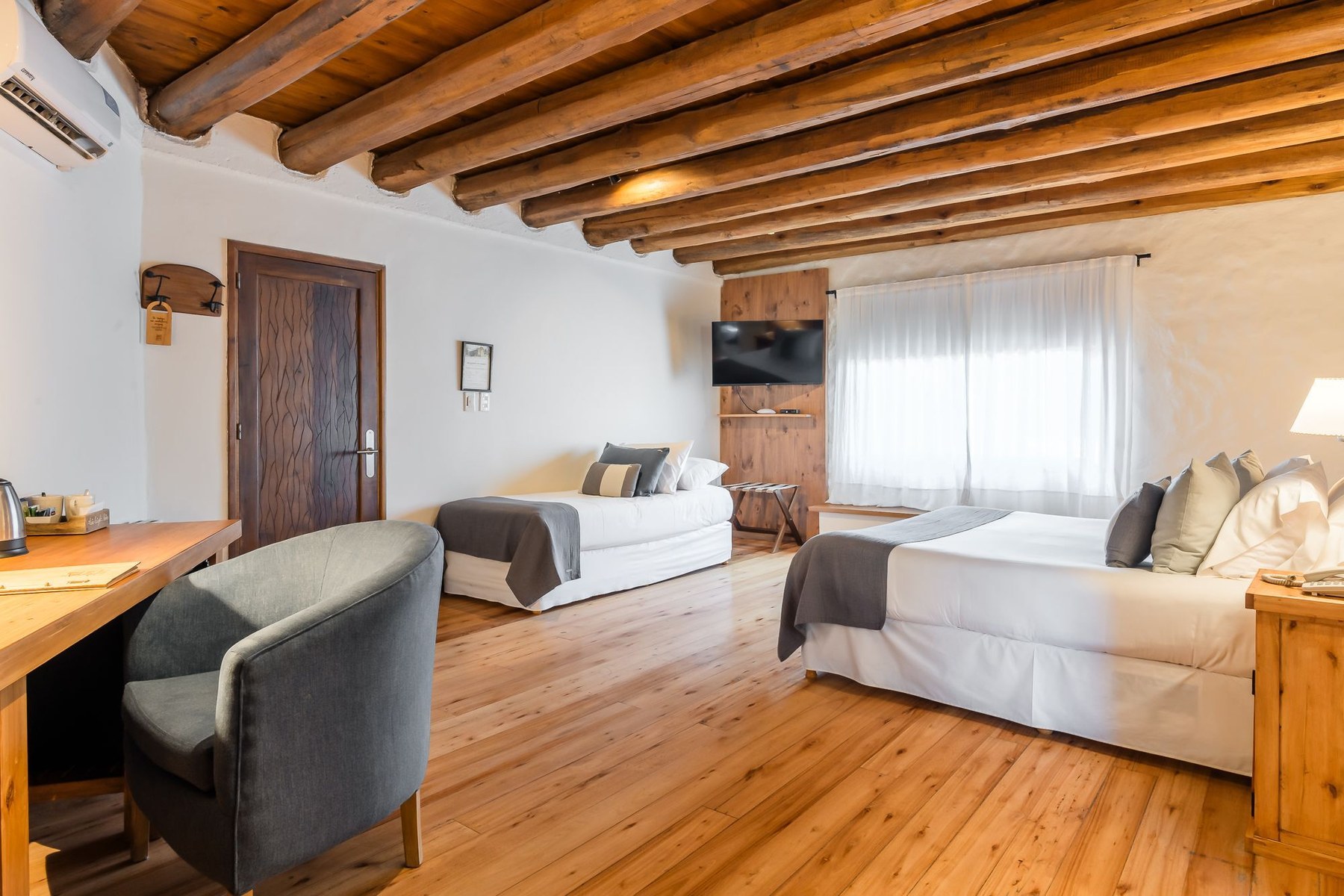 Classic room with twin beds