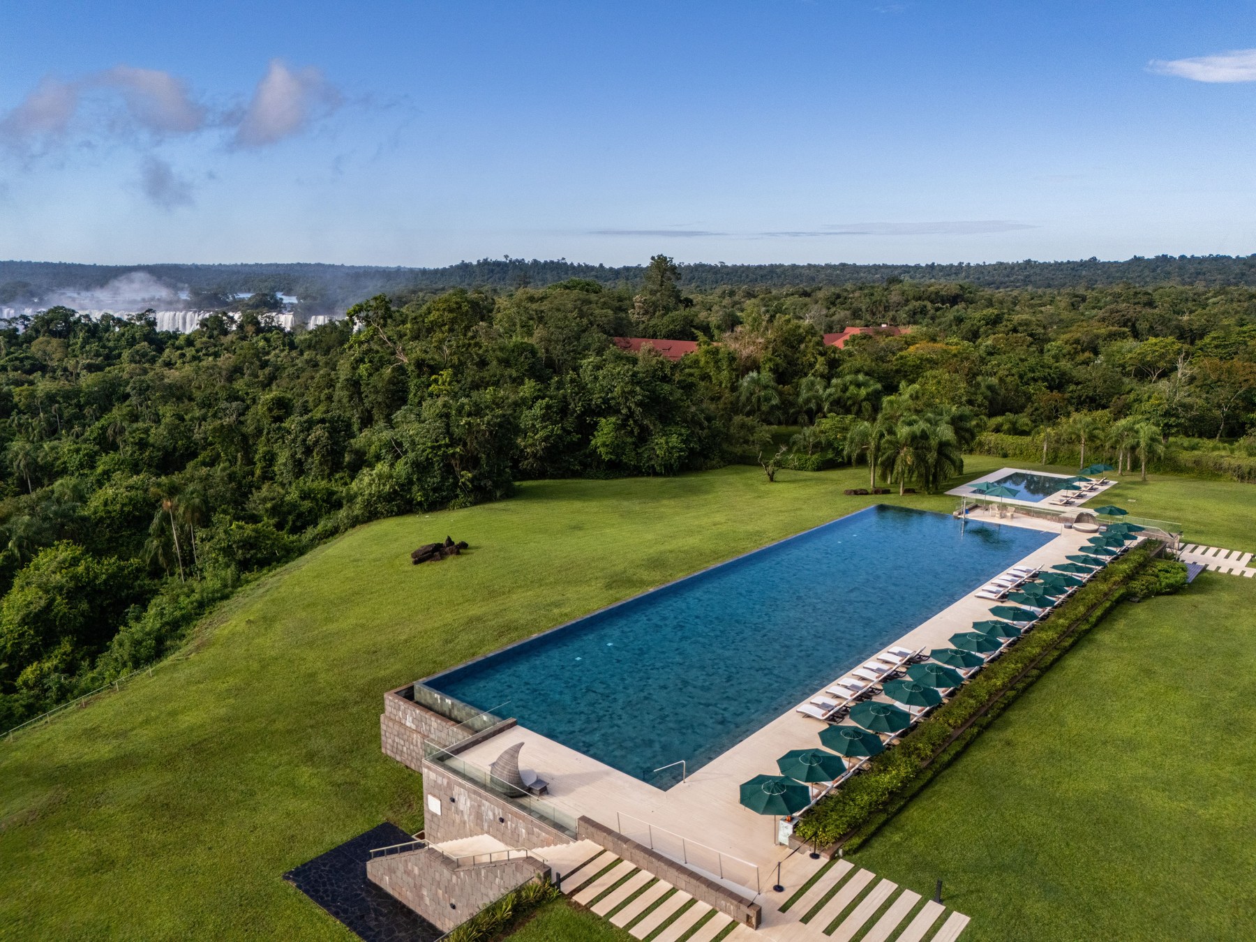 The infinity pool overlooking Iguazú Falls