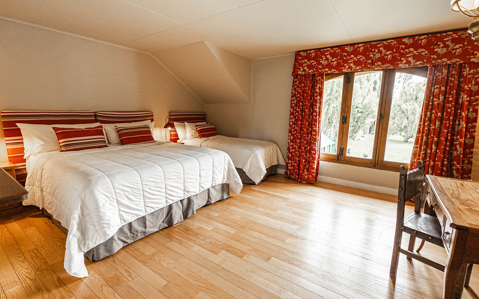 Superior room with a king bed