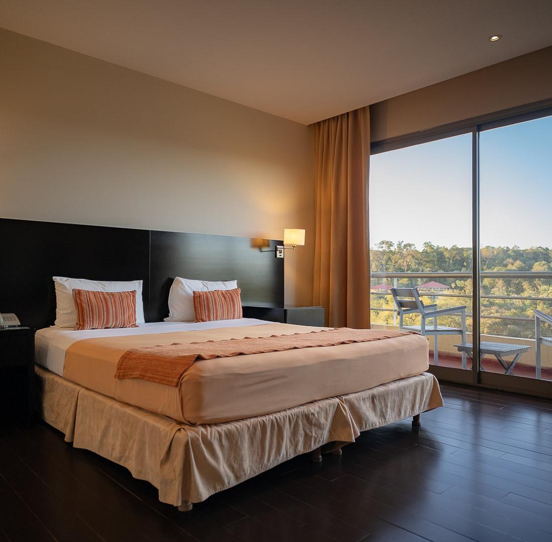 Master Double room with city and rainforest views