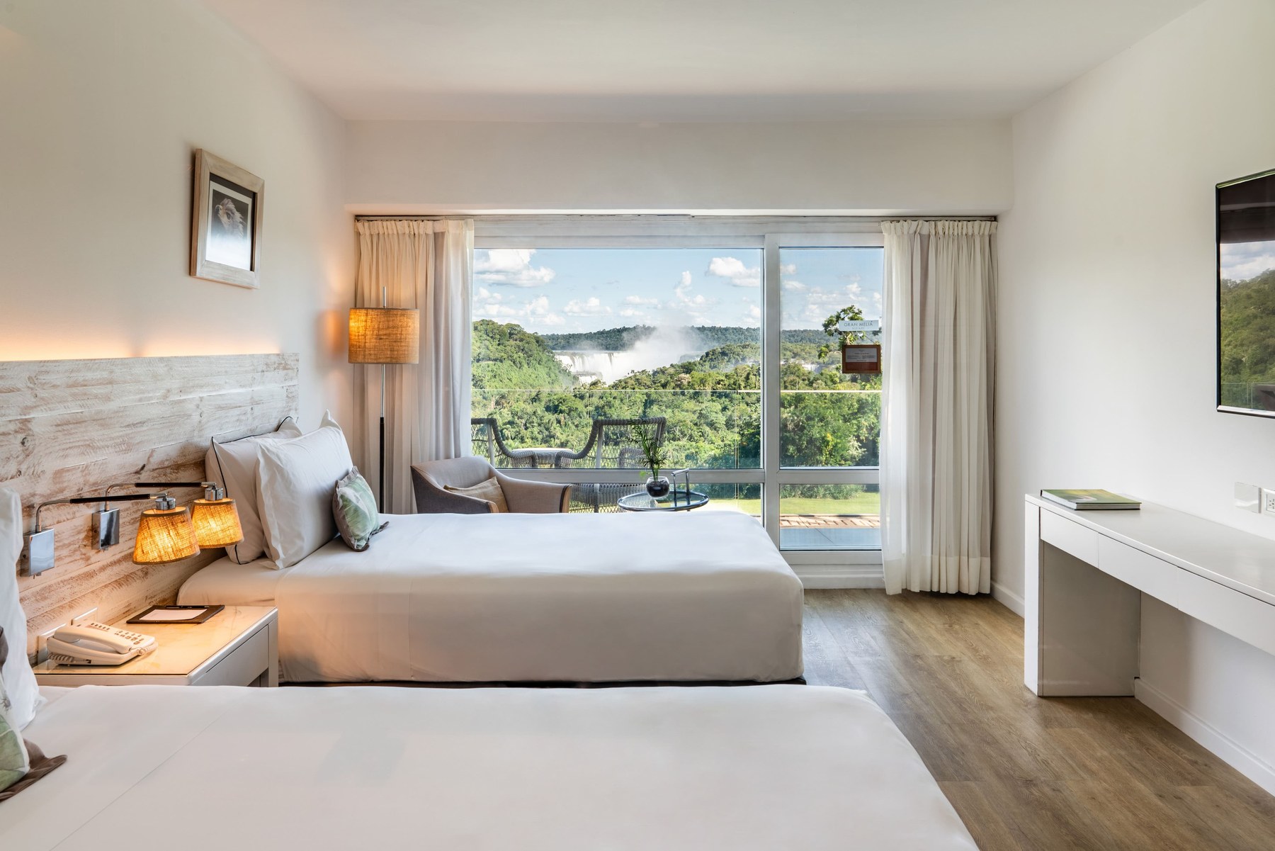 Deluxe Falls View room with twin beds