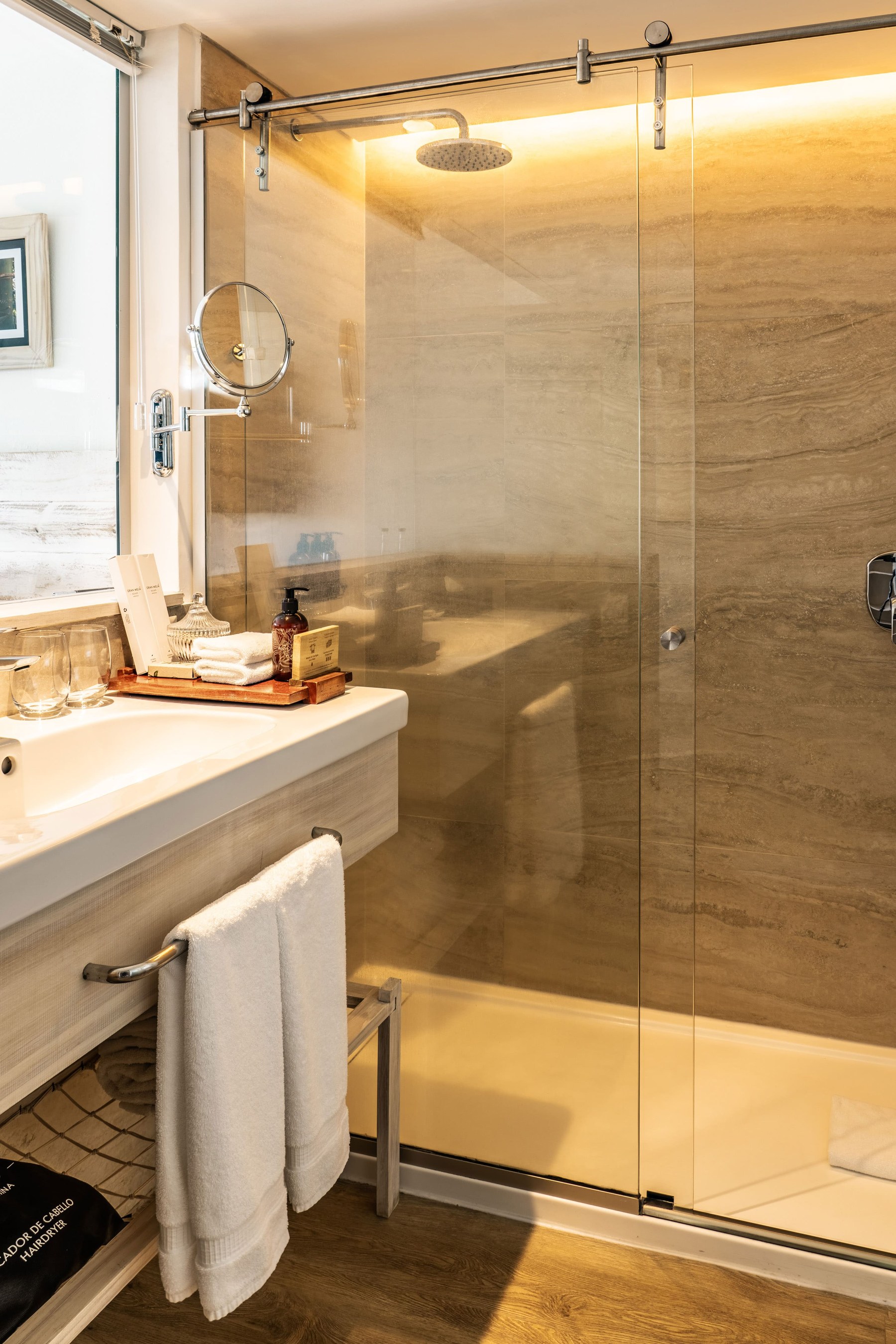 Deluxe Falls View bathroom