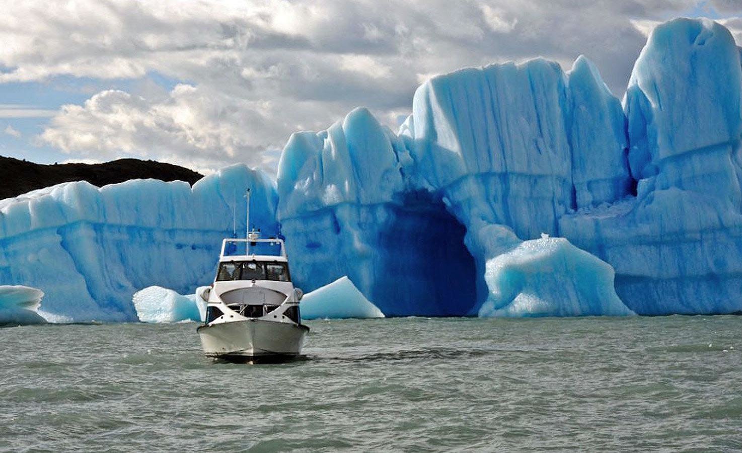 Icebergs on the navigation to Estancia Cristina.
