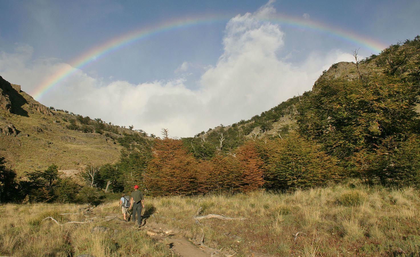 Hikers on the Laguna Torre trail