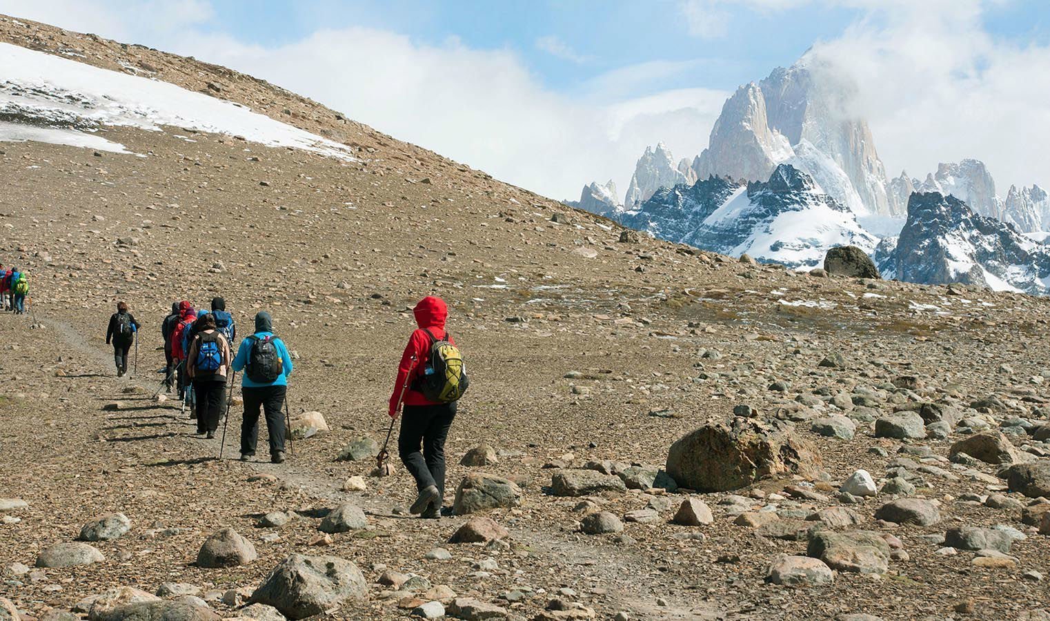 Hikers on the Loma del Pliegue Tumbado trail