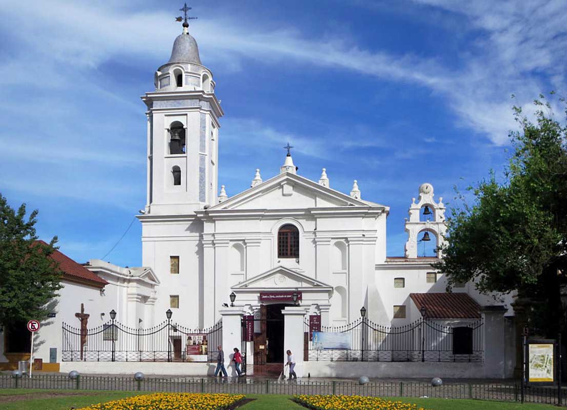 Nuestra Señora del Pilar, beside Recoleta Cemetery.